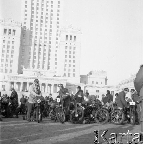 26.09.1956, Warszawa, Polska.
Plac Defilad, zbiórka uczestników motocyklowego rajdu TPPR Warszawa-Poronin. 
Fot. Romuald Broniarek, zbiory Ośrodka KARTA