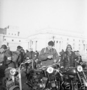 26.09.1956, Warszawa, Polska.
Plac Defilad, zbiórka uczestników motocyklowego rajdu TPPR Warszawa-Poronin. 
Fot. Romuald Broniarek, zbiory Ośrodka KARTA