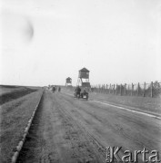 26-30.09.1956, Lublin Majdanek, Polska.
Przejazd uczestników motocyklowego rajdu TPPR Warszawa-Poronin obok obozu koncentracyjnego na Majdanku. 
Fot. Romuald Broniarek, zbiory Ośrodka KARTA