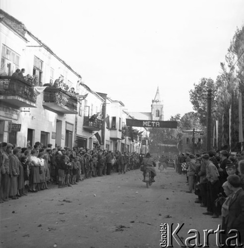 26-30.09.1956, Polska.
Uczestnicy motocyklowego rajdu TPPR Warszawa-Poronin na mecie odcinka specjalnego.
Fot. Romuald Broniarek, zbiory Ośrodka KARTA