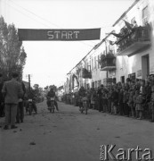 26-30.09.1956, Polska.
Uczestnicy motocyklowego rajdu TPPR Warszawa-Poronin na starcie odcinka specjalnego.
Fot. Romuald Broniarek, zbiory Ośrodka KARTA