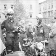 26-30.09.1956, Przemyśl, Polska.
Uczestnicy motocyklowego rajdu TPPR Warszawa-Poronin - grupa motocyklistów ze Związku Radzieckiego, która dołączyła do rajdu w Przemyślu.
Fot. Romuald Broniarek, zbiory Ośrodka KARTA