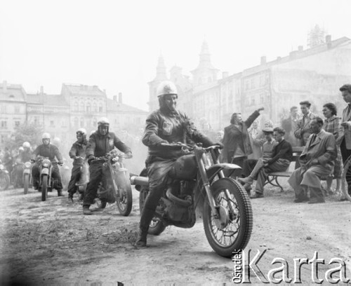 26-30.09.1956, Przemyśl, Polska.
Uczestnicy motocyklowego rajdu TPPR Warszawa-Poronin - grupa motocyklistów ze Związku Radzieckiego, która dołączyła do rajdu w Przemyślu.
Fot. Romuald Broniarek, zbiory Ośrodka KARTA