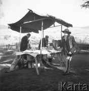 30.09.1956, Poronin, Polska.
Zakończenie III Turystycznego Rajdu Przyjaźni z Warszawy do Poronina - handlarze przy straganie.
Fot. Romuald Broniarek, zbiory Ośrodka KARTA