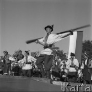 30.09.1956, Poronin, Polska.
Zakończenie III Turystycznego Rajdu Przyjaźni z Warszawy do Poronina - występ zespołu ludowego.
Fot. Romuald Broniarek, zbiory Ośrodka KARTA