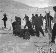 Luty 1957, Zakopane, Polska.
Akcja ratunkowa Tatrzańskiego Ochotniczego Pogotowia Ratunkowego - zwożenie rannego z góry.
Fot. Romuald Broniarek, zbiory Ośrodka KARTA