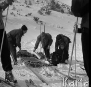 Luty 1957, Zakopane, Polska.
Akcja ratunkowa Tatrzańskiego Ochotniczego Pogotowia Ratunkowego - zwożenie rannego z góry.
Fot. Romuald Broniarek, zbiory Ośrodka KARTA