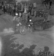 Marzec 1957, Zalesie Górne, Polska.
Zawody motocyklowe, publiczność obserwuje dwóch zawodników podjeżdżających pod górę.
Fot. Romuald Broniarek, zbiory Ośrodka KARTA