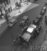 Marzec 1957, Warszawa, Polska.
Samochód marki Imperial parkuje na jednej z warszawskich ulic.
Fot. Romuald Broniarek, zbiory Ośrodka KARTA