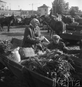 Lipiec 1957, Warszawa, Polska.
Handlarze na targowisku, kobieta na wozie z rabarbarem i cebulą.
Fot. Romuald Broniarek, zbiory Ośrodka KARTA