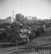 Lipiec 1957, Warszawa, Polska.
Handlarze na targowisku, wozy z warzywami.
Fot. Romuald Broniarek, zbiory Ośrodka KARTA