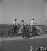 Lipiec 1957, Warszawa (okolice), Polska.
Wycieczka rowerowa za miasto, kobieta i dwaj mężczyźni z rowerami.
Fot. Romuald Broniarek, zbiory Ośrodka KARTA