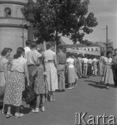 Lipiec 1957, Warszawa, Polska.
Grupa osób na przystanku autobusowym na Placu Trzech Krzyży, z lewej fragment kościoła św. Aleksandra.
Fot. Romuald Broniarek, zbiory Ośrodka KARTA