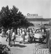 Lipiec 1957, Warszawa, Polska.
Wypoczynek nad Wisłą - warszawiacy w kolejce po bilety przed wejściem na plażę Ośrodka Wczasów Letnich.
Fot. Romuald Broniarek, zbiory Ośrodka KARTA