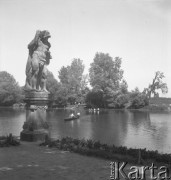 Lipiec 1957, Warszawa Wilanów, Polska.
Staw w Parku Wilanowskim, warszawiacy pływają łódkami, na pierwszym planie Harkules z jabłkami z ogrodu Hesperyd.
Fot. Romuald Broniarek, zbiory Ośrodka KARTA