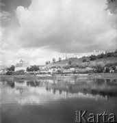 Lipiec 1957, Janowiec, Polska.
Ruiny renesansowego zamku wybudowanego w XVI w. przez Mikołaja Firleja, z lewej kościół parafialny św. Stanisława i św. Małgorzaty.
Fot. Romuald Broniarek, zbiory Ośrodka KARTA