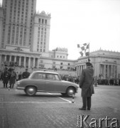 Sierpień 1957, Warszawa, Polska.
Wyścig samochodowy na Placu Defilad, na pierwszym planie sędzia z chorągiewką i samochód. W tle Pałac Kultury i Nauki.
Fot. Romuald Broniarek, zbiory Ośrodka KARTA