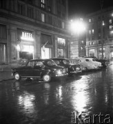 Sierpień 1957, Warszawa, Polska.
Plac Konstytucji nocą, samochody przed hotelem MDM.
Fot. Romuald Broniarek, zbiory Ośrodka KARTA