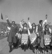 Sierpień 1957, Warszawa, Polska.
Dożynki na Stadionie Dziesięciolecia, członkowie zespołu ludowego.
Fot. Romuald Broniarek, zbiory Ośrodka KARTA