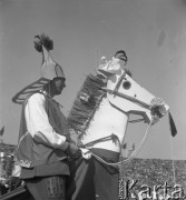 Sierpień 1957, Warszawa, Polska.
Dożynki na Stadionie Dziesięciolecia, występy zespołu ludowego - mężczyzna na koniu z tektury.
Fot. Romuald Broniarek, zbiory Ośrodka KARTA