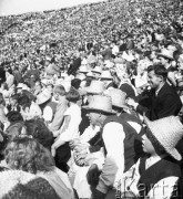 Sierpień 1957, Warszawa, Polska.
Dożynki na Stadionie Dziesięciolecia, publiczność ogląda występy.
Fot. Romuald Broniarek, zbiory Ośrodka KARTA