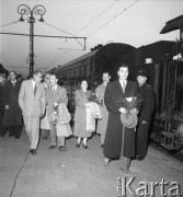 Wrzesień 1957, Warszawa, Polska.
Delegacja radzieckich obrońców pokoju wysiada z pociągu.
Fot. Romuald Broniarek, zbiory Ośrodka KARTA