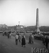 Sierpień 1957, Warszawa, Polska.
Warszawiacy przed Pałacem Kultury i Nauki, z prawej granitowy obelisk.
Fot. Romuald Broniarek, zbiory Ośrodka KARTA