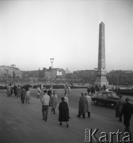 Sierpień 1957, Warszawa, Polska.
Warszawiacy przed Pałacem Kultury i Nauki, z prawej granitowy obelisk.
Fot. Romuald Broniarek, zbiory Ośrodka KARTA
