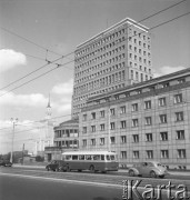 Sierpień 1957, Warszawa, Polska.
Gmach Ministerstwa Komunikacji przy ulicy Chałubińskiego, w tle Pałac Kultury i Nauki.
Fot. Romuald Broniarek, zbiory Ośrodka KARTA