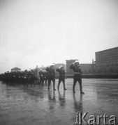 Wrzesień 1957, Warszawa, Polska.
Defilada Straży Pożarnych na Placu Defilad.
Fot. Romuald Broniarek, zbiory Ośrodka KARTA