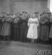 Wrzesień 1957, Warszawa, Polska.
Publiczość oklaskująca defiladę Straży Pożarnych.
Fot. Romuald Broniarek, zbiory Ośrodka KARTA