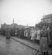 Wrzesień 1957, Warszawa, Polska.
Defilada Straży Pożarnych na Placu Defilad - warszawiacy zgromadzeni na placu oraz milicjanci pilnujący porządku.
Fot. Romuald Broniarek, zbiory Ośrodka KARTA