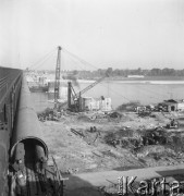 Wrzesień 1957, Warszawa, Polska.
Budowa Mostu Gdańskiego na filarach i z wykorzystaniem niektórych elementów konstrukcyjnych zburzonego Mostu przy Cytadeli.
Fot. Romuald Broniarek, zbiory Ośrodka KARTA