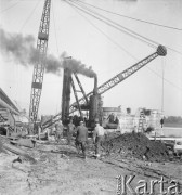 Wrzesień 1957, Warszawa, Polska.
Budowa Mostu Gdańskiego na filarach i z wykorzystaniem niektórych elementów konstrukcyjnych zburzonego Mostu przy Cytadeli.
Fot. Romuald Broniarek, zbiory Ośrodka KARTA