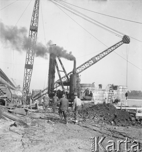 Wrzesień 1957, Warszawa, Polska.
Budowa Mostu Gdańskiego na filarach i z wykorzystaniem niektórych elementów konstrukcyjnych zburzonego Mostu przy Cytadeli.
Fot. Romuald Broniarek, zbiory Ośrodka KARTA