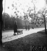 Wrzesień  1957, Warszawa, Polska. 
Aleje Ujazdowskie, kobieta z dzieckiem w wózku podczas spaceru.
Fot. Romuald Broniarek, zbiory Ośrodka KARTA