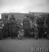 Październik 1957, Warszawa, Polska. 
Plac Defilad, start rajdu motorowego Warszawa-Lenino zorganizowanego przez Ligę Przyjaciół Żołnierza.
Fot. Romuald Broniarek, zbiory Ośrodka KARTA