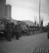 Październik 1957, Warszawa, Polska. 
Plac Defilad, start rajdu motorowego Warszawa-Lenino zorganizowanego przez Ligę Przyjaciół Żołnierza.
Fot. Romuald Broniarek, zbiory Ośrodka KARTA