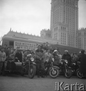 Październik 1957, Warszawa, Polska. 
Plac Defilad, start rajdu motorowego Warszawa-Lenino zorganizowanego przez Ligę Przyjaciół Żołnierza.
Fot. Romuald Broniarek, zbiory Ośrodka KARTA