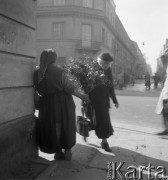 Październik 1957, Warszawa, Polska.
Kobieta sprzedająca bukiety z brzozowych gałęzi.
Fot. Romuald Broniarek, zbiory Ośrodka KARTA