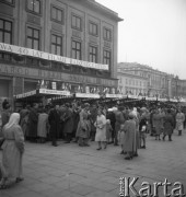 Październik 1957, Warszawa, Polska.
Kiermasz książki radzieckiej przed budynkiem Klubu Międzynarodowej Prasy i Książki - stoiska z książkami. Na budynku wisi transparent informujący o wystawie z okazji 40-lecia filmu radzieckiego.
Fot. Romuald Broniarek, zbiory Ośrodka KARTA
