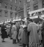 Październik 1957, Warszawa, Polska.
Kiermasz książki radzieckiej przed budynkiem Klubu Międzynarodowej Prasy i Książki - stoiska z książkami. Na budynku wisi transparent informujący o wystawie z okazji 40-lecia filmu radzieckiego.
Fot. Romuald Broniarek, zbiory Ośrodka KARTA