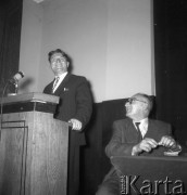 Jesień 1957, Warszawa, Polska.
Siedziba Towarzystwa Przyjaźni Polsko-Radzieckiej - spotkanie pisarza Igora Newerlego z bohaterami swojej książki „Chłopiec z Salskich Stepów”.
Fot. Romuald Broniarek, zbiory Ośrodka KARTA