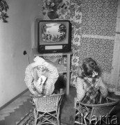 Grudzień 1957, Warszawa, Polska.
Radzieckie towary w Polsce - dwie dziewczynki przed telewizorem.
Fot. Romuald Broniarek, zbiory Ośrodka KARTA