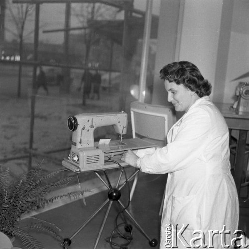 Grudzień 1957, Warszawa, Polska.
Radzieckie towary w Polsce - kobieta w białym fartuchu prezentuje maszynę do szycia.
Fot. Romuald Broniarek, zbiory Ośrodka KARTA