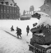 Styczeń 1958, Warszawa, Polska.
Zima w stolicy, dzieci na ślizgawce na Rynku Nowego Miasta. W tle z prawej barokowy kościół Sakramentek pod wezwaniem św. Kazimierza, z lewej wieża kościoła Nawiedzenia Najświętszej Maryi Panny.
Fot. Romuald Broniarek, zbiory Ośrodka KARTA