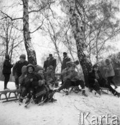 Styczeń 1958, Warszawa, Polska.
Dzieci zjeżdżają z górki na sankach.
Fot. Romuald Broniarek, zbiory Ośrodka KARTA