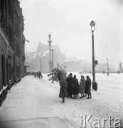 Styczeń 1958, Warszawa, Polska.
Zima w stolicy, sprzedawczyni balonów na Krakowskim Przedmieściu, w tle Kolumna Zygmunta i katedra św. Jana.
Fot. Romuald Broniarek, zbiory Ośrodka KARTA