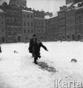 Styczeń 1958, Warszawa, Polska.
Rynek Starego Miasta - dzieci na ślizgawce.
Fot. Romuald Broniarek, zbiory Ośrodka KARTA