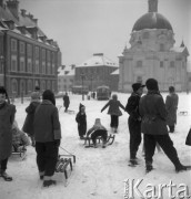 Styczeń 1958, Warszawa, Polska.
Zima w stolicy, dzieci na ślizgawce na Rynku Nowego Miasta. W tle barokowy kościół Sakramentek pod wezwaniem św. Kazimierza.
Fot. Romuald Broniarek, zbiory Ośrodka KARTA